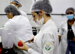 Leia mais sobre o artigo Estudantes de Nutrição Fazem Bala de Tomate