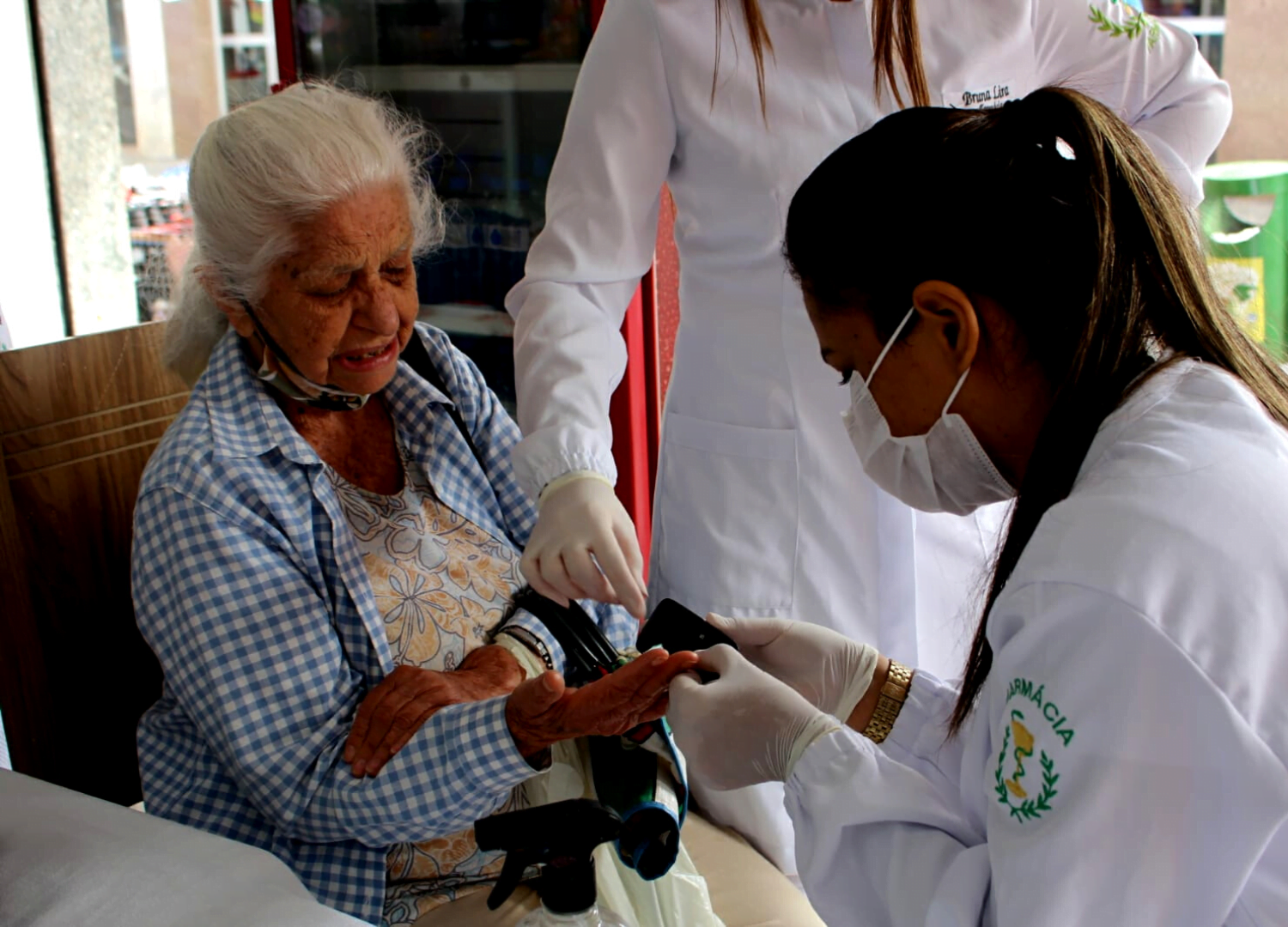 Leia mais sobre o artigo Fasi Realiza na Drogaclara Ação Saúde com Acadêmicos do Curso de Farmácia