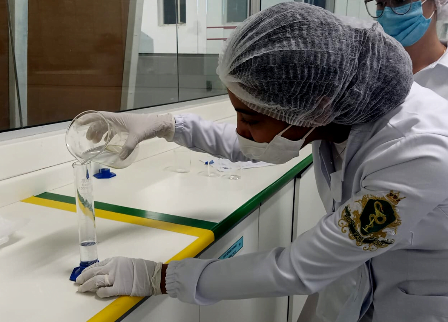 Leia mais sobre o artigo Estudantes fazem loção para queda e cabelo na Farmácia Escola